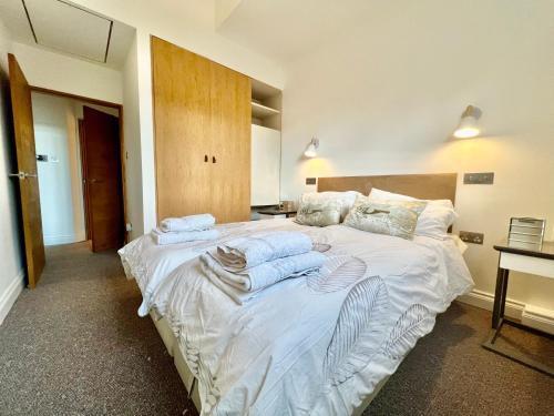 Stylish 2BR Designer Flat Holland Park - Tap to explore photos