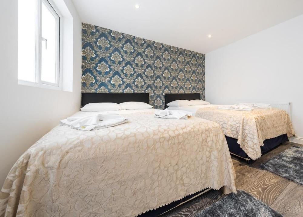 Whitechapel Grand Room Type - Superior Condo