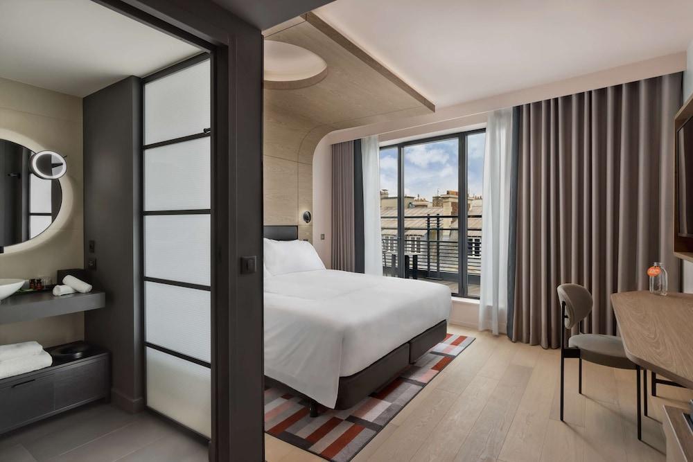 Canopy by Hilton Paris Trocadero Room Type - Premium Room, 1 King Bed, Terrace