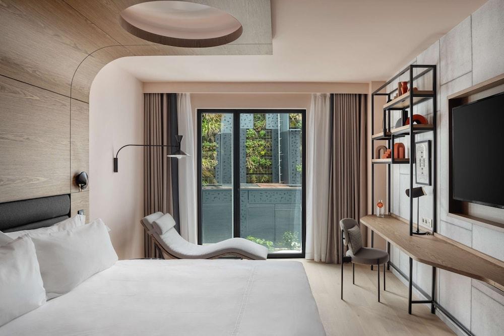 Canopy by Hilton Paris Trocadero Room Type - Premium Room, 1 King Bed