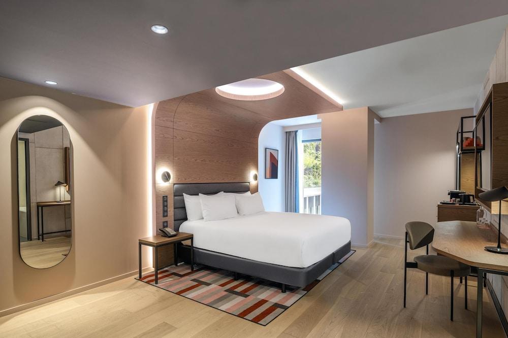 Canopy by Hilton Paris Trocadero Room Type - GRAND PREMIUM ROOM