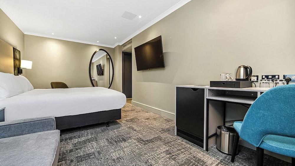 DoubleTree by Hilton London Kensington - Tap to explore photos