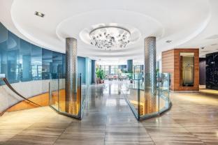 DoubleTree by Hilton London Kensington - Tap to explore photos