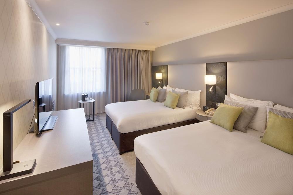 DoubleTree by Hilton London Kensington - Tap to explore photos