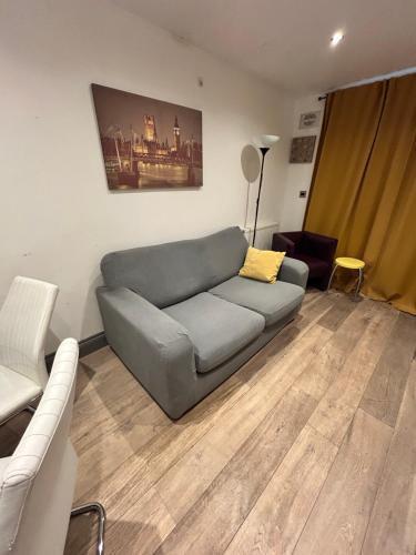 CLASSIC BRIXTON CITY APARTMENT - Tap to explore photos