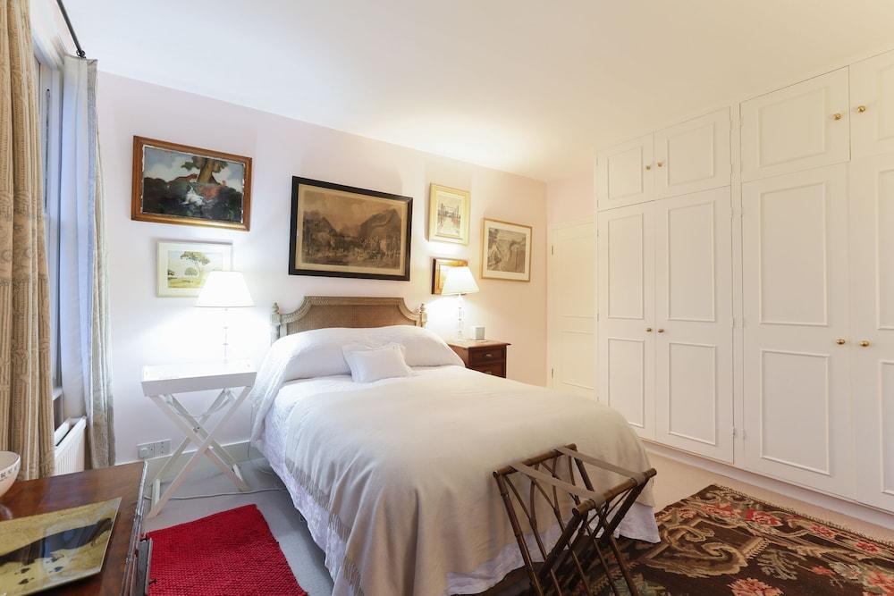 JOIVY Attractive Chelsea Apartment Sleeps 4 - Tap to explore photos
