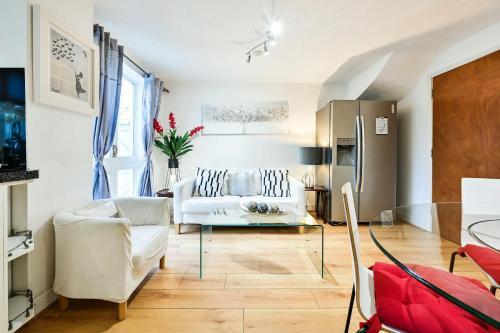 Riverside Townhouse with private Garden - Tap to explore photos