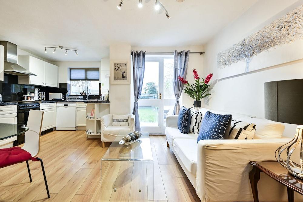 Spacious 4BR Home • 1Gbps WiFi • Parking • DLR