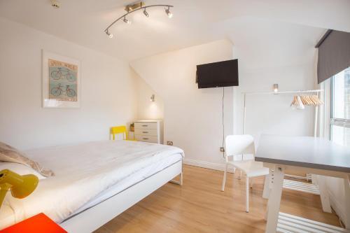 Tooting Broadway Studios & Rooms by PrimeCityHosts - Tap to explore photos