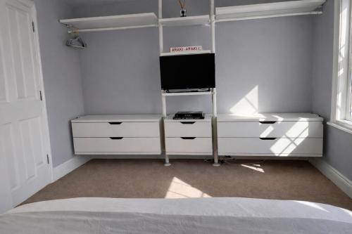 Central London Charming Camden Split Level Home - Tap to explore photos