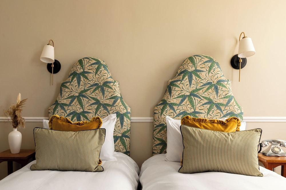 The Drayton Court Hotel - Tap to explore photos