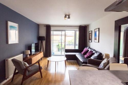 Spacious Central Family Apartment - Tap to explore photos