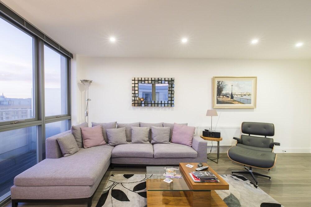 JOIVY Trendy Islington Flat for 2 with Patio - Tap to explore photos