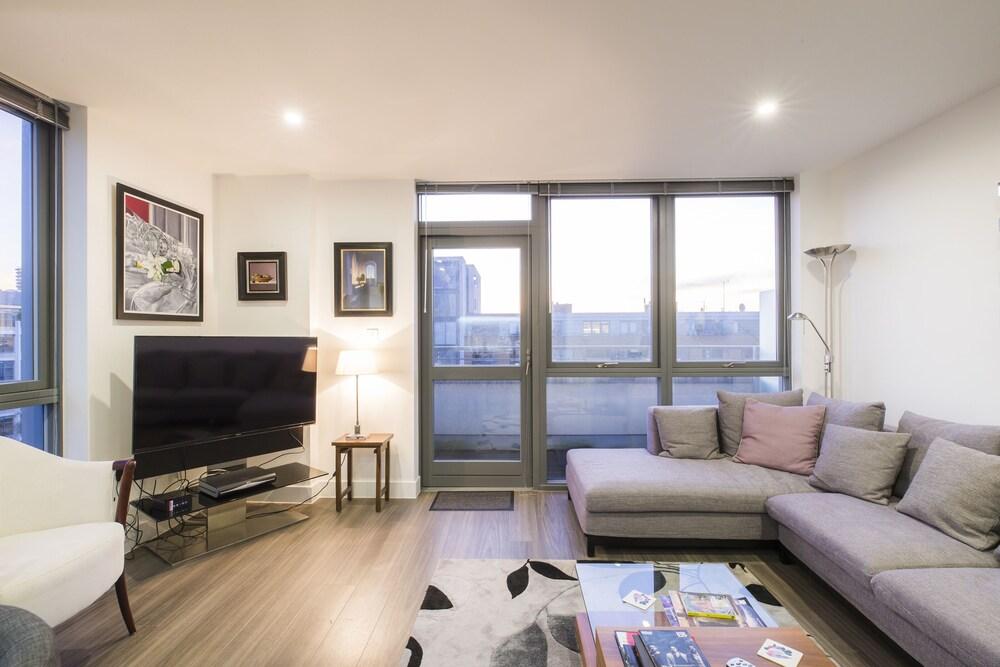 JOIVY Trendy Islington Flat for 2 with Patio - Tap to explore photos