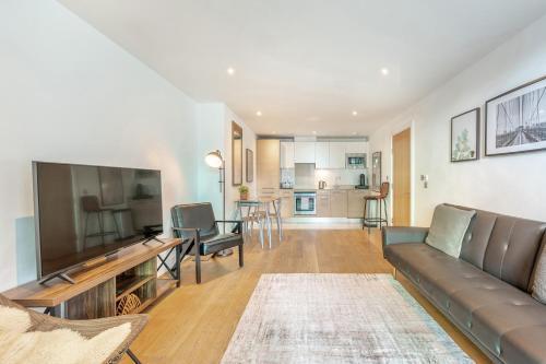 Riverside Balcony Apartments, 10 minutes from Oxford Circus - Tap to explore photos