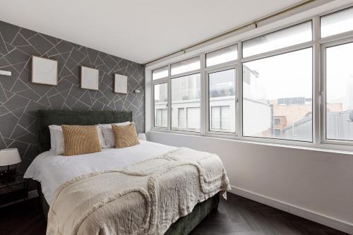 Hoxton Square Penthouse - Tap to explore photos