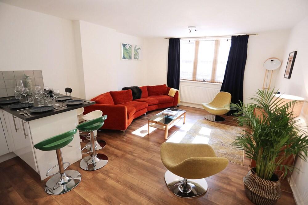 3 Beds 2 Baths Oxford Circus - Tap to explore photos