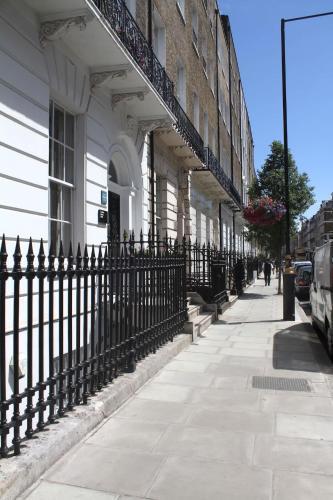 3 Beds 2 Baths Oxford Circus - Tap to explore photos