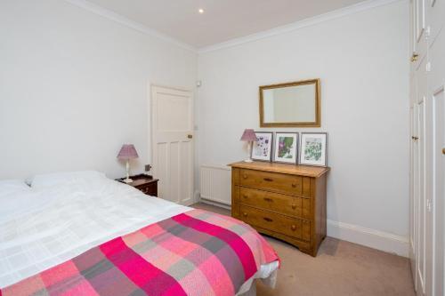 Charming 2BR flat with patio in Hammersmith - Tap to explore photos