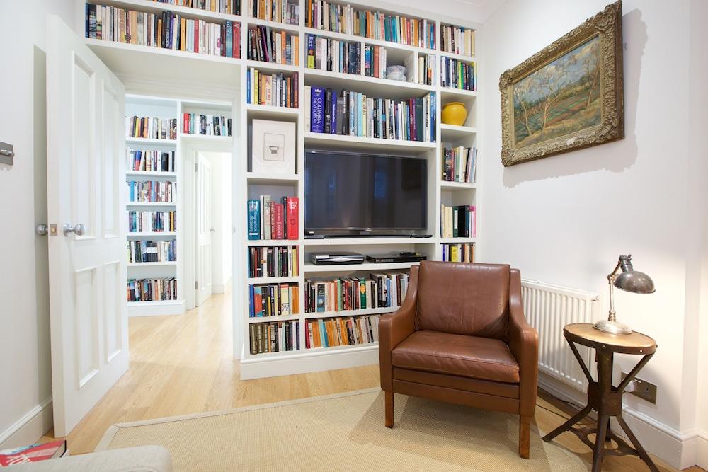 JOIVY English Retro 2BR Apt Near Battersea Park - Tap to explore photos