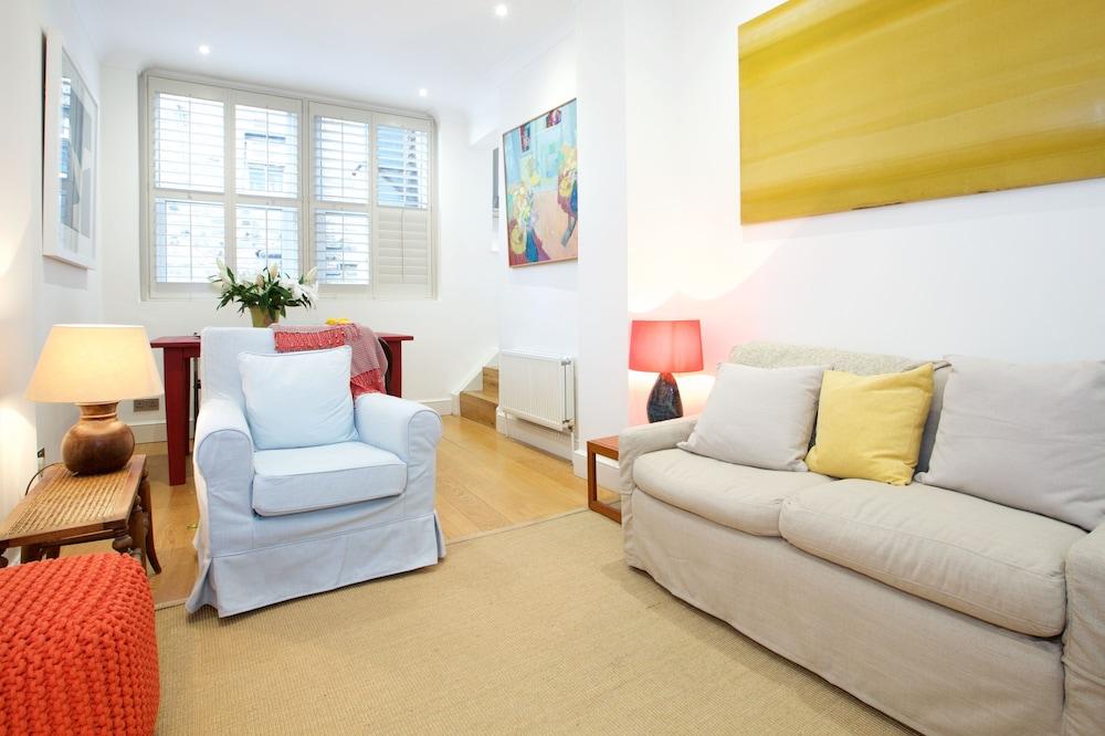 JOIVY English Retro 2BR Apt Near Battersea Park - Tap to explore photos