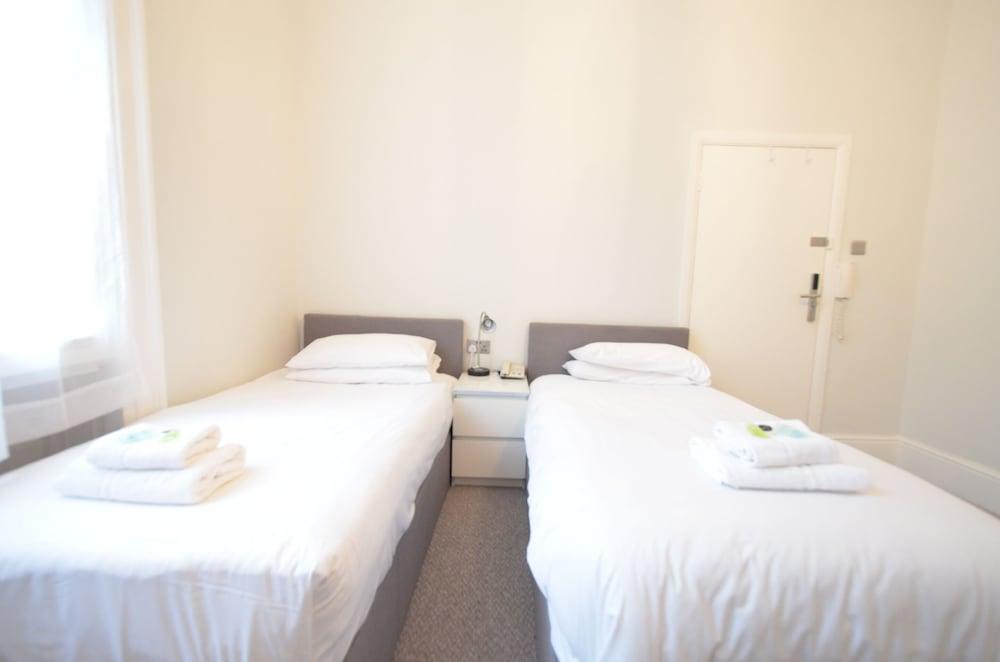 Amber Residence Hotel Room Type - Basic Twin Room, Shared Bathroom ( Studio (offline))