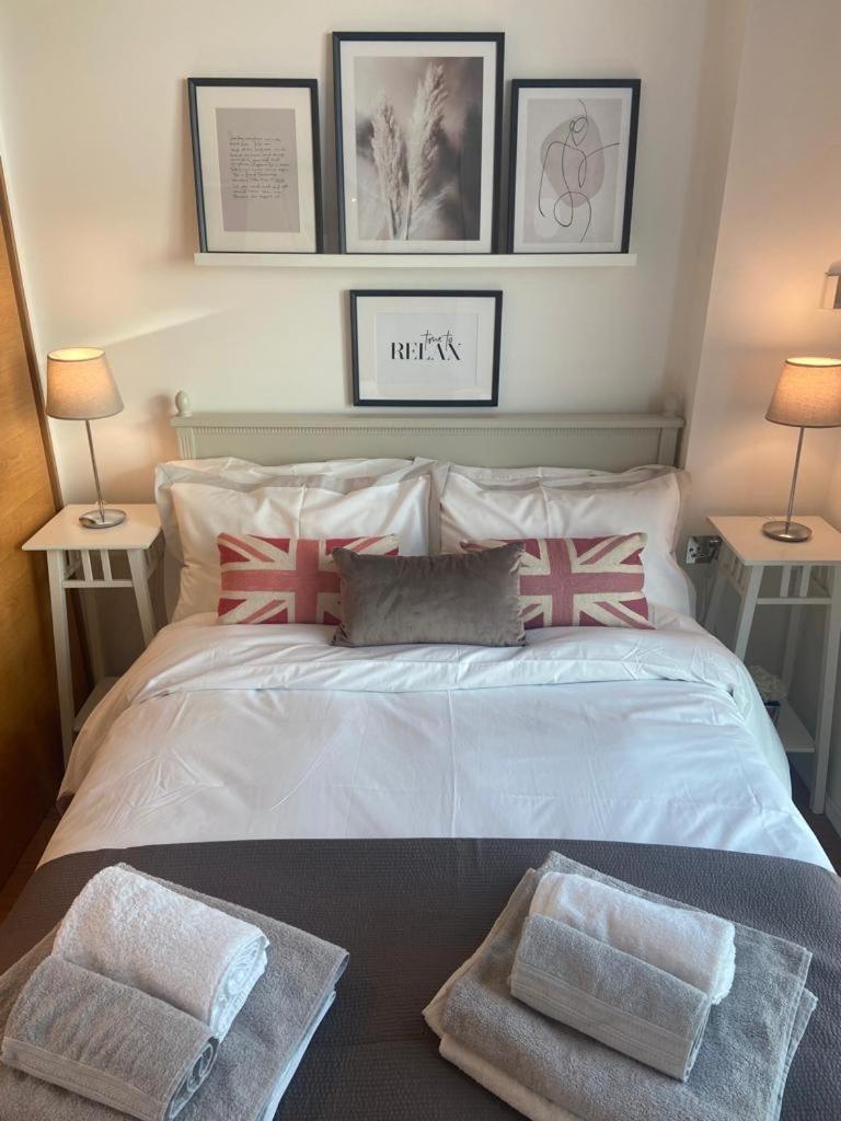 The Maltings Tower Bridge Apartment - Tap to explore photos