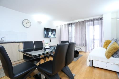 Gorgeous 2 bedroom 2 bathroom Woolwich - Tap to explore photos
