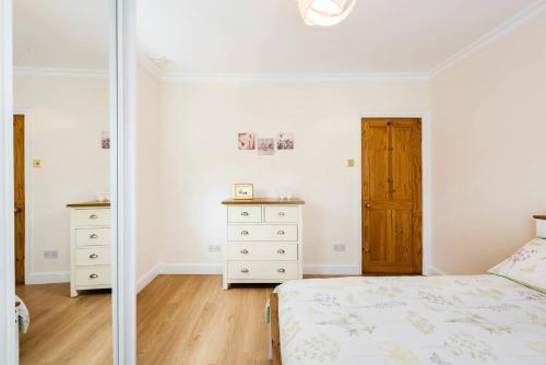 Bikki Apartments - 2 Bed - Free Parking - Own Entrance - Tap to explore photos