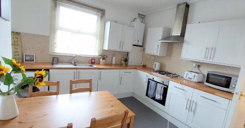 Very spacious two bedroom converted apartment in East Croydon - Tap to explore photos