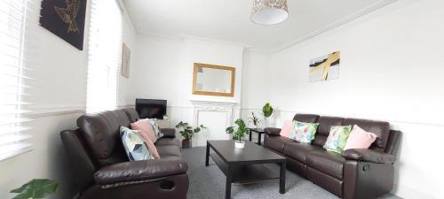 Very spacious two bedroom converted apartment in East Croydon - Tap to explore photos