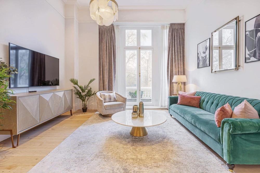 Royal Kensington - Premium 2 bed - Tap to explore photos