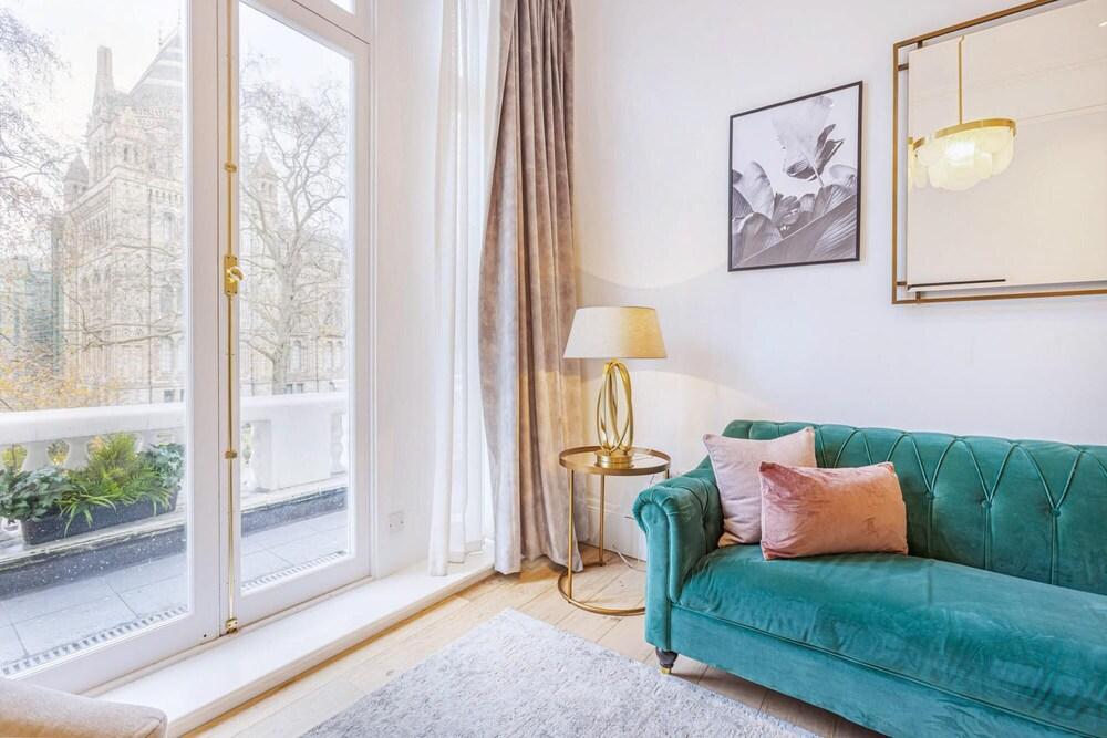 Royal Kensington - Premium 2 bed - Tap to explore photos