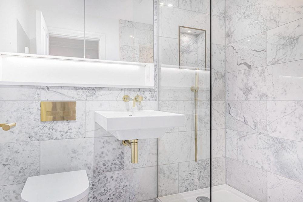 Royal Kensington - Premium 2 bed - Tap to explore photos