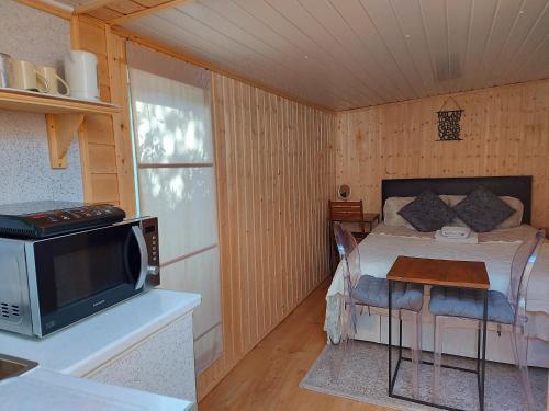 Pretty Garden Guest Suite with Private Balcony and In-suite - Tap to explore photos