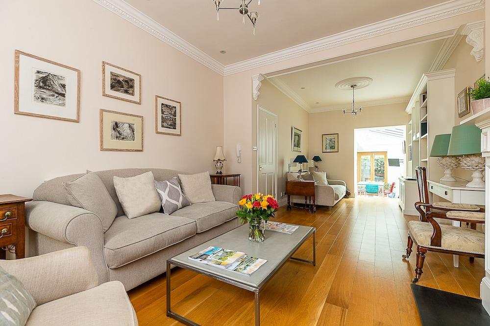 JOIVY Stunning 3 bed House Close to Westfield - Tap to explore photos