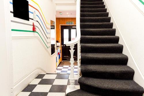 Urbany Hostel London 18 - 40 years old - Tap to explore photos
