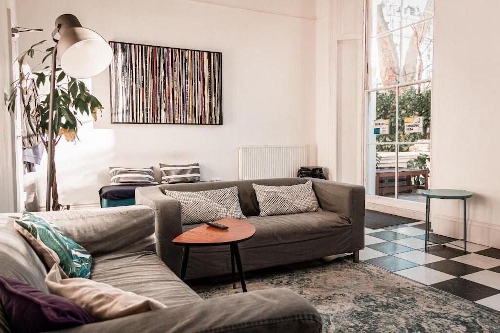 Urbany Hostel London 18 - 40 years old - Tap to explore photos