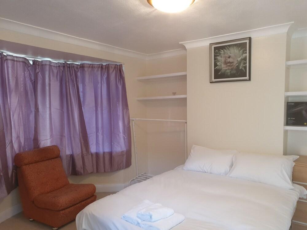 Elegant 3 Bed house walk Wembley stadium - Tap to explore photos