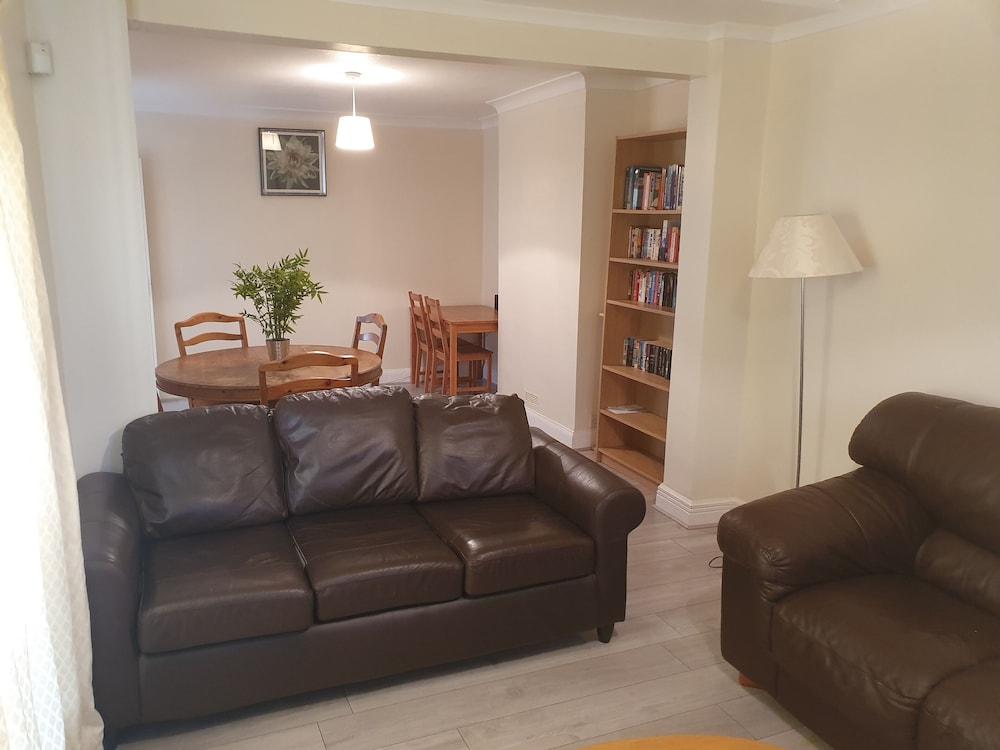 Elegant 3 Bed house walk Wembley stadium - Tap to explore photos