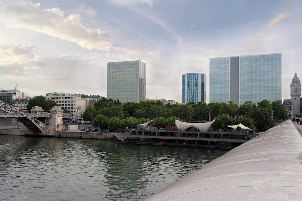 Courtyard by  Marriott Paris Gare de Lyon - Tap to explore photos