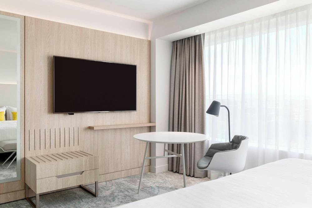 Courtyard by  Marriott Paris Gare de Lyon - Tap to explore photos