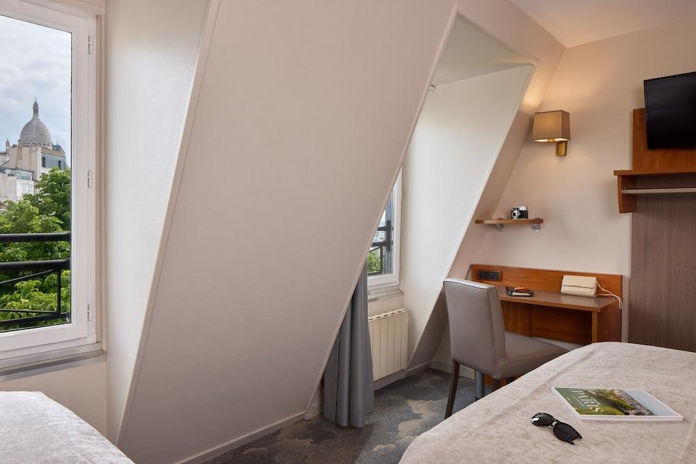 Timhotel Montmartre Room Type - Superior Triple Room with Sacre Coeur View Timhotel Montmartre Room Type - Superior Triple Room with Sacre Coeur View
