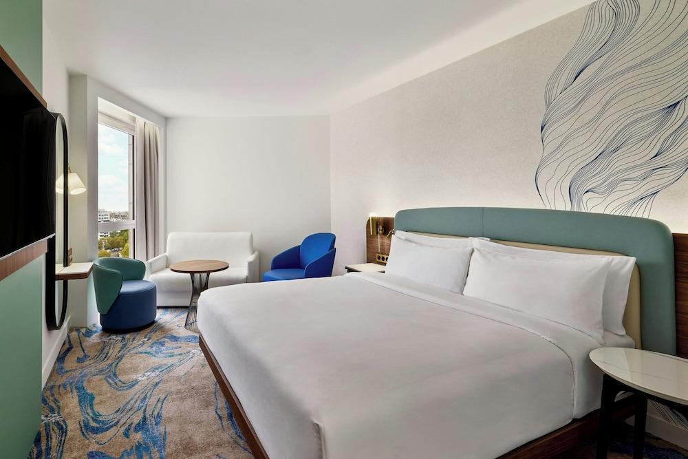 Le Méridien Paris Arc De Triomphe Room Type - Superior Room, 1 King Bed with Sofa bed, Non Smoking Le Méridien Paris Arc De Triomphe Room Type - Superior Room, 1 King Bed with Sofa bed, Non Smoking