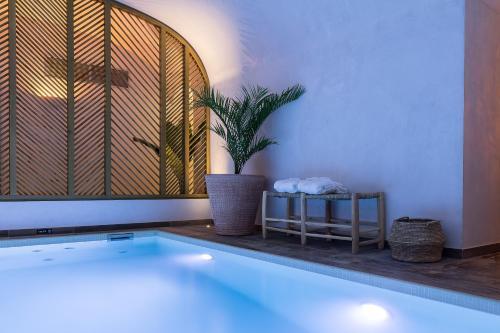 Laz' Hotel Spa Urbain Paris - Tap to explore photos