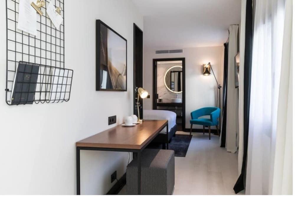Laz' Hotel Spa Urbain Paris - Tap to explore photos