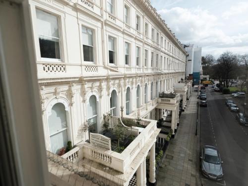 Signature Townhouse Hyde Park - Tap to explore photos
