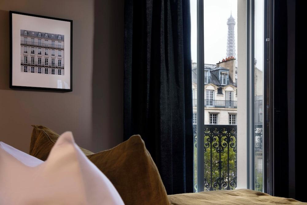 Rayz Eiffel Room Type - Deluxe room with Balcony and Eiffel Tower view