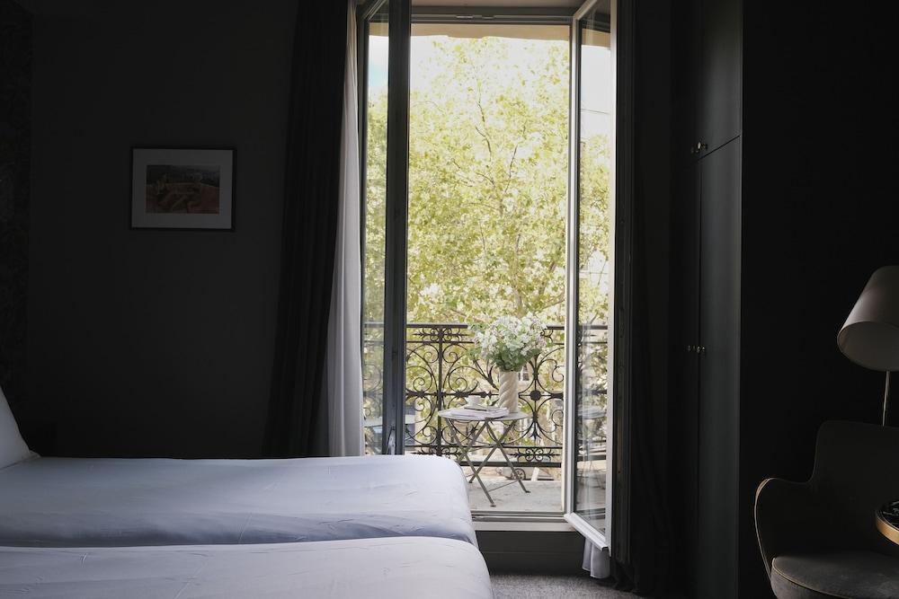 Rayz Eiffel Room Type - Deluxe room with Balcony