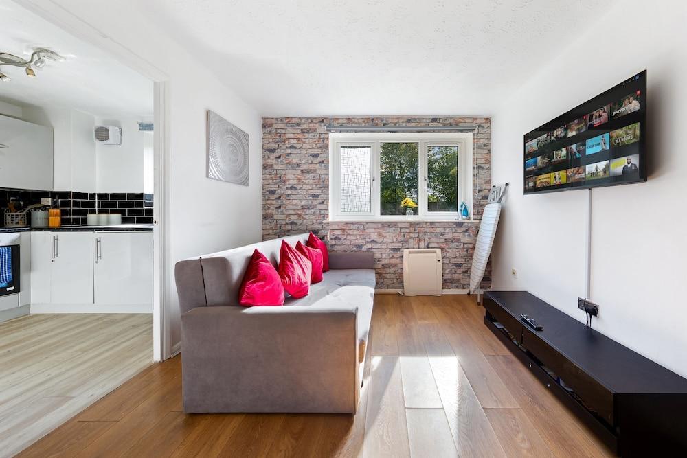 Stunning 1 Bedroom Apartment in Dagenham - Tap to explore photos